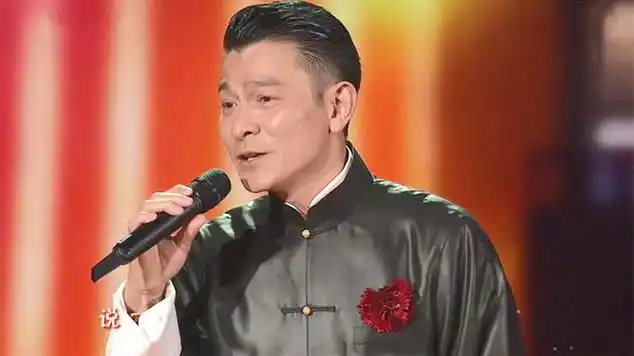 刘德华不愧为天王巨星,六上春晚,演唱的歌曲充满家国情怀!