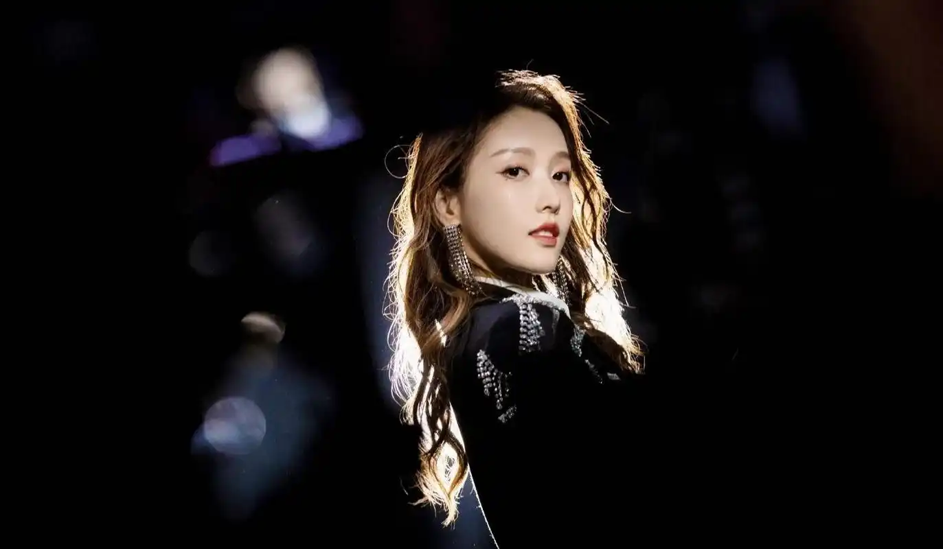 姜贞羽虽没能出道,却带来一部高热度新剧,光看男主颜值就想追