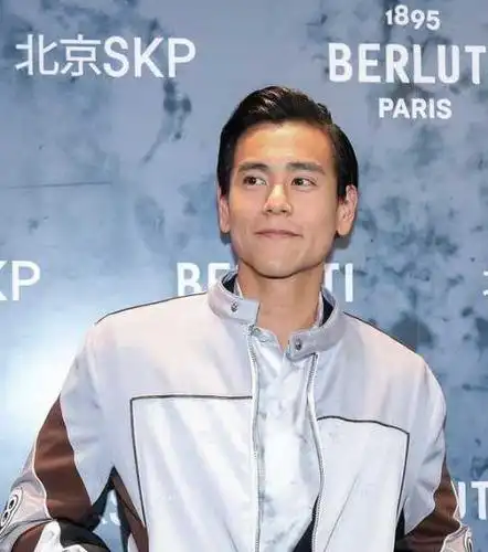 彭于晏皮衣配油头帅气亮相 大长腿男神依旧