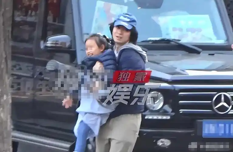 董子健开大g送女儿上课,街头宠溺抱大福转圈圈,爱女背影似孙怡_腾讯
