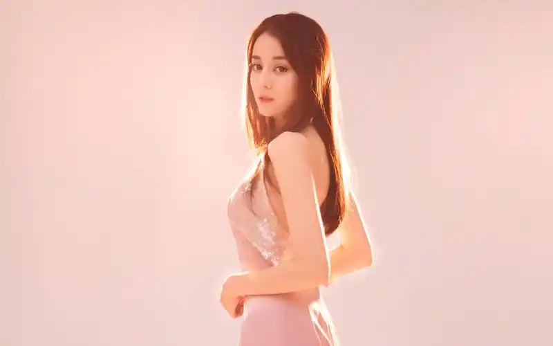 迪丽热巴优雅气质写真图片壁纸