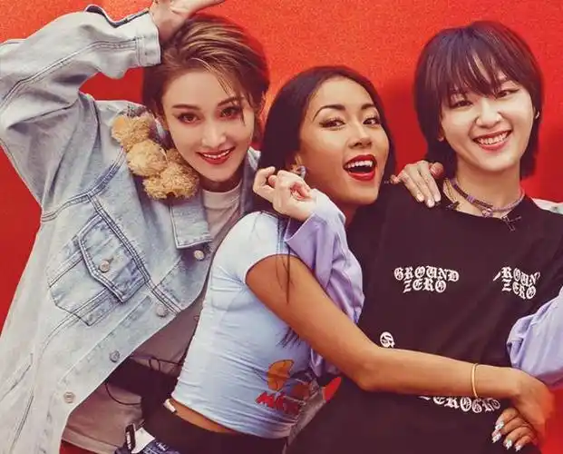 《浪姐2》周笔畅摔倒,看到吉克隽逸的意识反应,关系好坏很明显