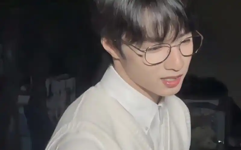 刘耀文|少年感 白衬衫 眼镜