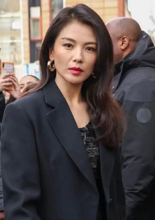 刘涛巴黎活动生图美出圈网友她越来越少女了