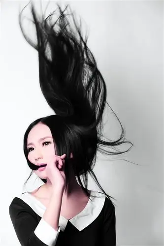 头发都飘起来了