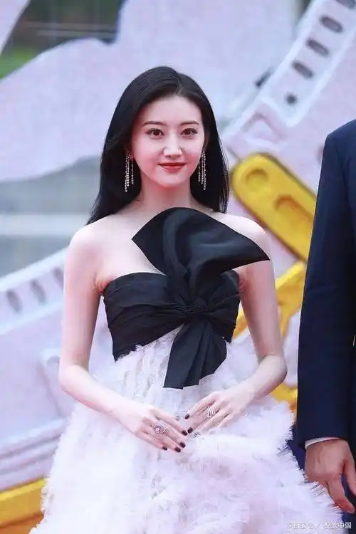 不仅有与黄晓明,刘德华等影视巨头合作的大片还有2021年,景甜因主演