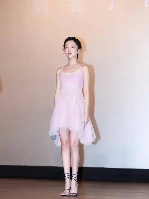 原创周冬雨穿吊带连衣裙裙摆时尚到大腿也不怕展露自信的女人最美