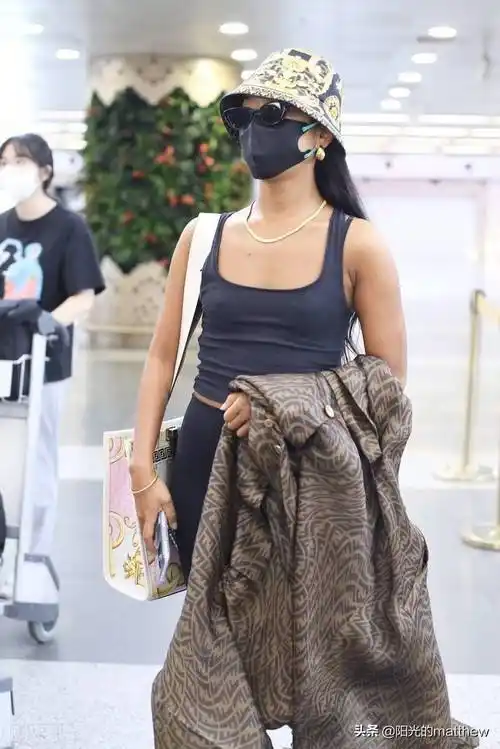 街拍吉克隽逸挎彩印包穿无袖体恤清爽秀丽