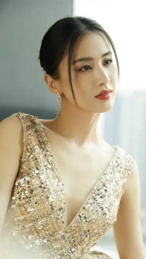 演员黄圣依,气质优雅,舞姿翩翩,来看美照