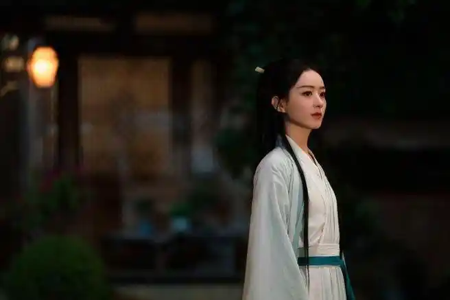 赵丽颖素衣撑伞氛围感拉满绿衣倩影映碧波执伞轻摇舞婆娑王爷又美又飒