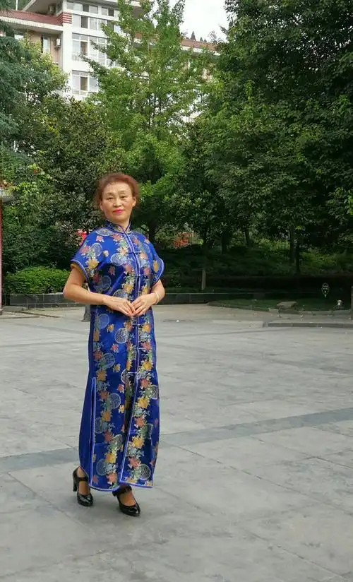 美女们穿上红颜雅韵旗袍好漂亮啊! - 美篇