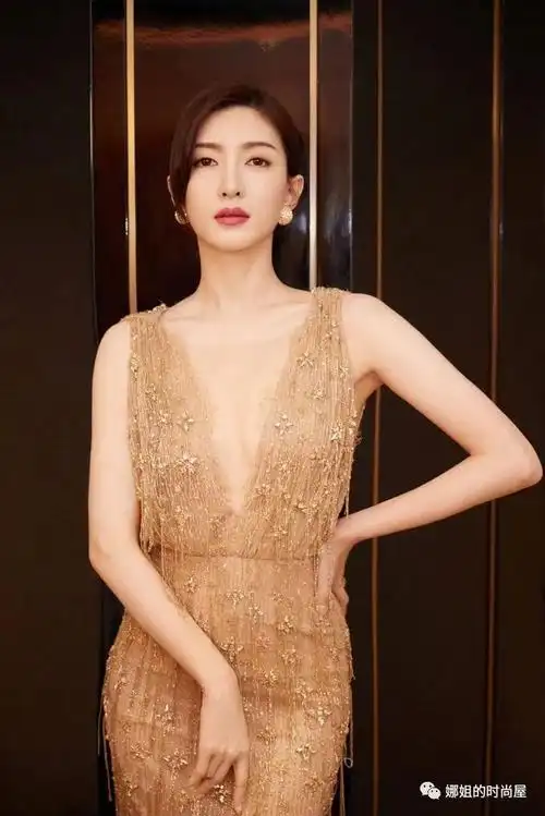 36岁江疏影才是"成熟水蜜桃",穿吊带裙秀大长腿,皮肤白到反光