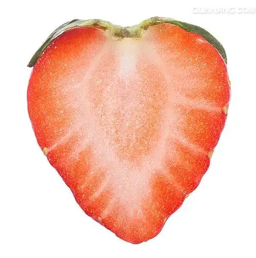 切开一半的草莓特写