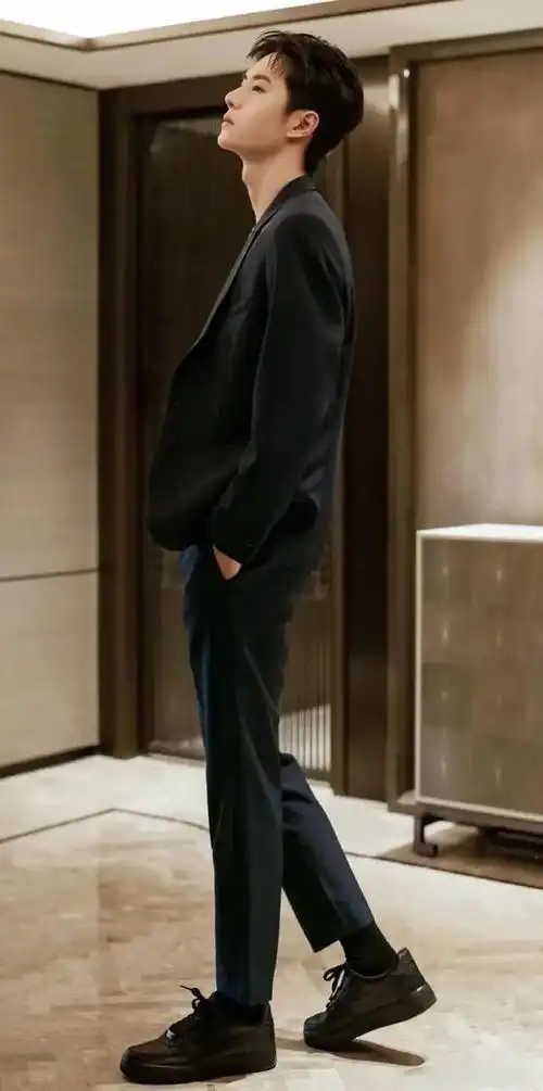 王一博壁纸:满屏都是耶啵的大长腿,这身材比例绝了