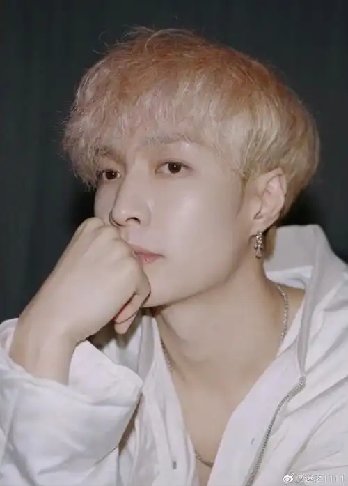 张艺兴女团正面照