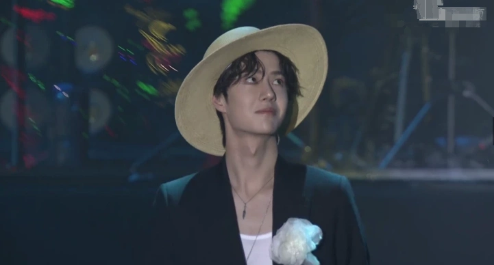 《陈情令》演唱会王一博草帽装太萌,肖战声音哽咽,当场泪洒舞台