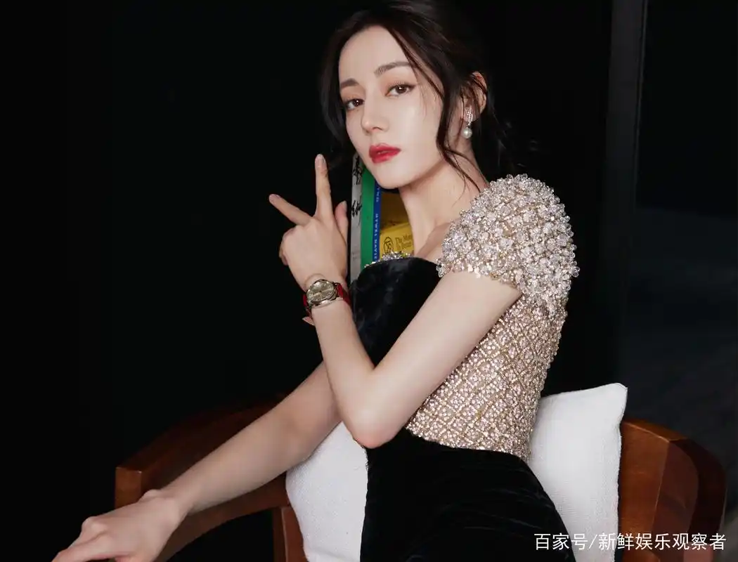 迪丽热巴身穿抹胸镶钻黑丝绒礼服,发髻低垂,婉约动人