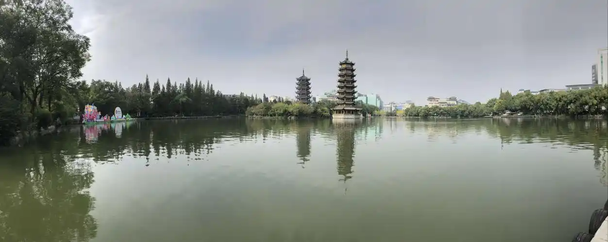 日月双塔有西湖的味道.