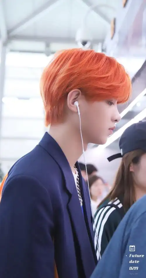 黄明昊新发色 首尔杭州换了新发色的小贾是橘子汽水味道的漫画少