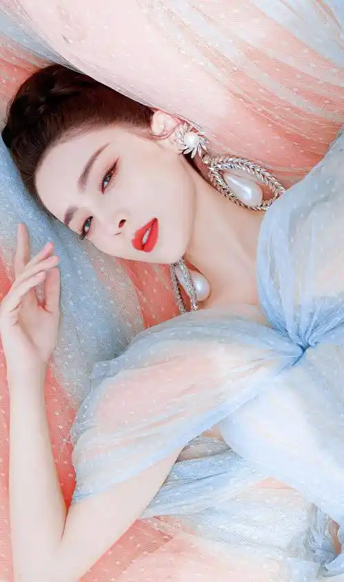 古力娜扎薄纱怼脸直拍性感写真_长发_包包_披肩