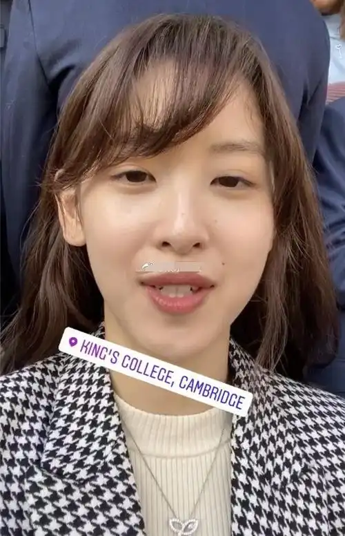 奶茶妹妹章泽天最新纯素颜,没一点脂粉,看的清楚有几个痣和斑点