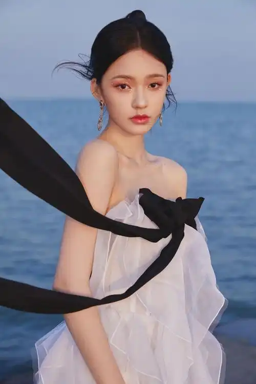 金鸡百花电影节造型look林允身着carolina