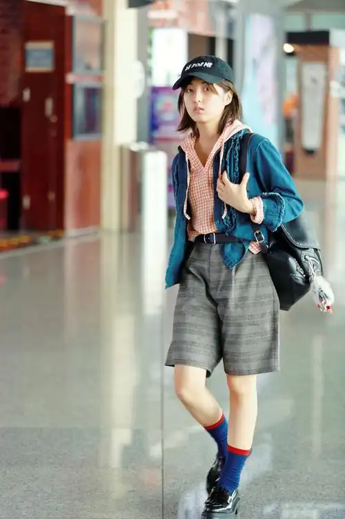 张子枫录制节目02机场look潮范er十足