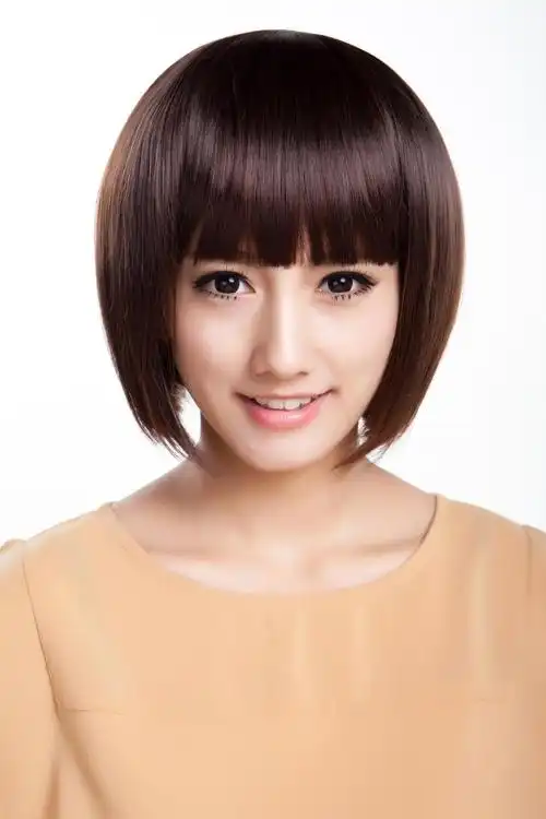这种风格的短发适合发量较多的女生,略显厚重感可是营造"文艺小青年"