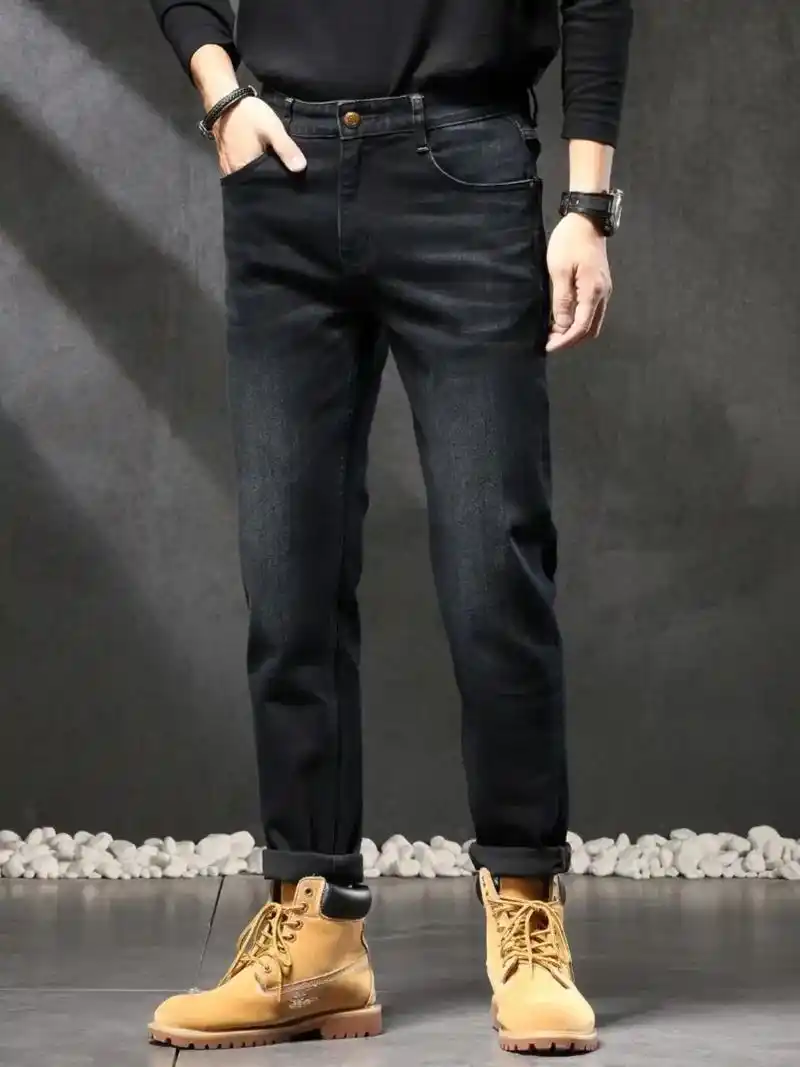 这条黑色牛仔裤真的是男生衣橱里的必备单品!