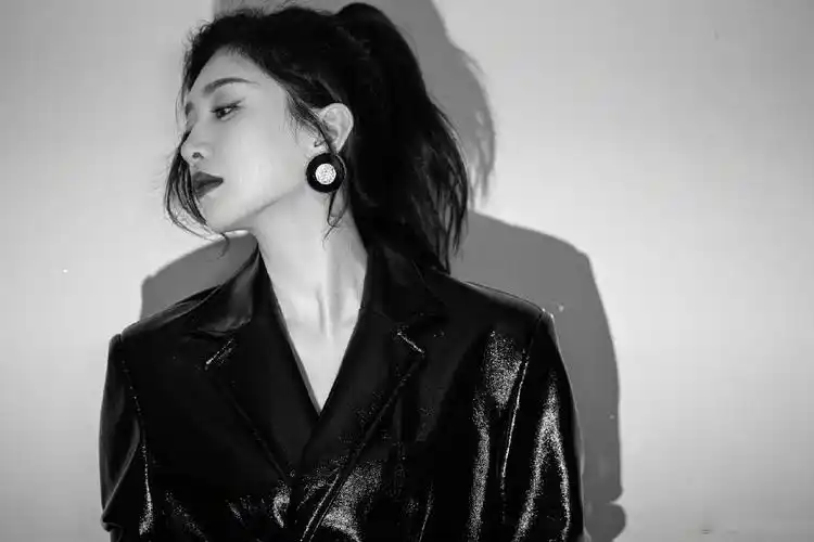 江疏影身穿黑色收腰皮西装,搭配高马尾造型美飒十足