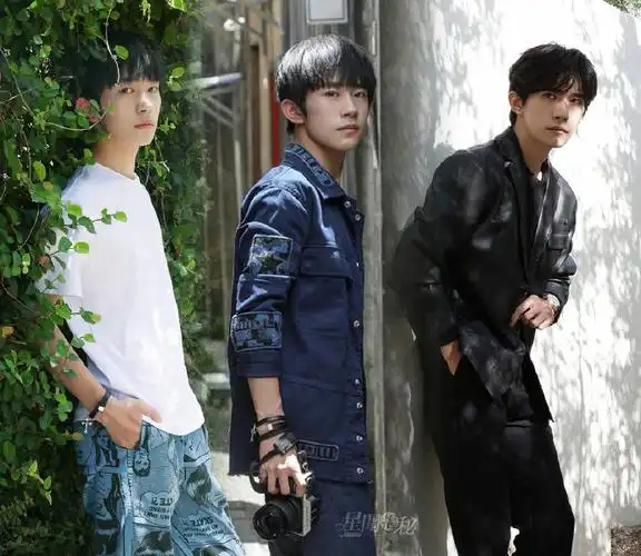 易烊千玺成长对比图96,少年长成  #星姐微博