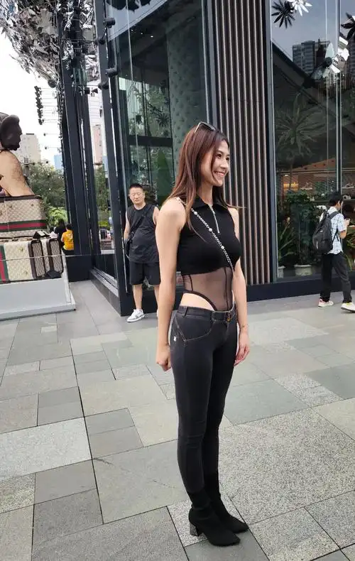 8月27日下午在成都太古里扫街美女,也和美女合影了一张! - 抖音