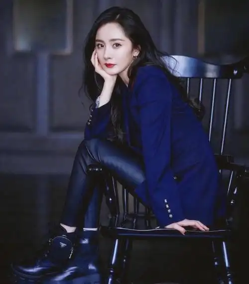 西装搭配皮裤杨幂秀出新高度魅力四射