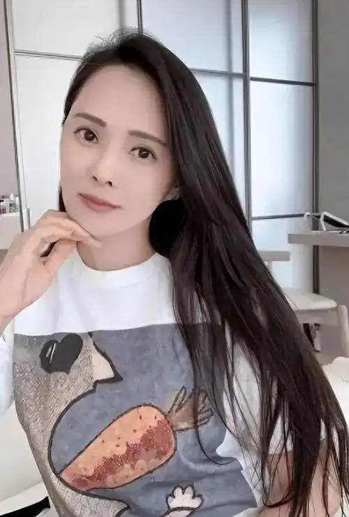 回顾 秦昊老婆跑韩国打水光针,56岁伊能静满脸针眼