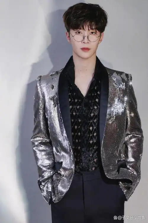 张艺兴亮片重工西装帅气有型,六位男星身着亮片西装让人移不开眼