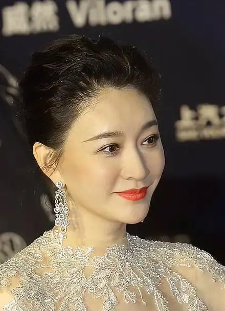 李小冉再亮相华鼎奖白色礼服尽显身材