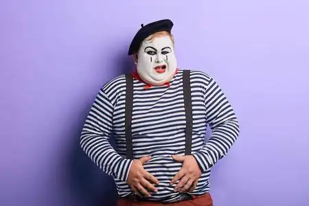 艺术家的小丑油漆疯狂有趣的胖小丑肚子有问题照片