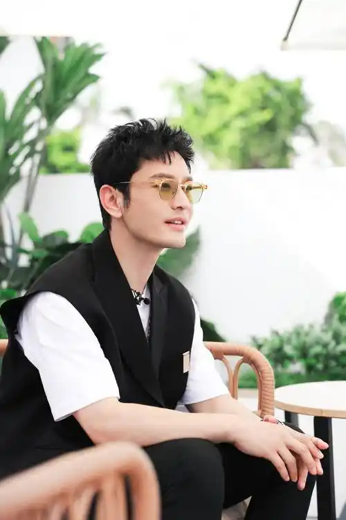 黄晓明带黄框眼镜超时髦下颌线棱角分明帅气逼人