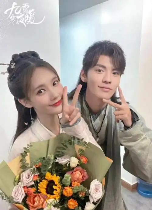 不知道的还以为官宣了李一桐新剧效仿迪丽热巴与男星亲密互动