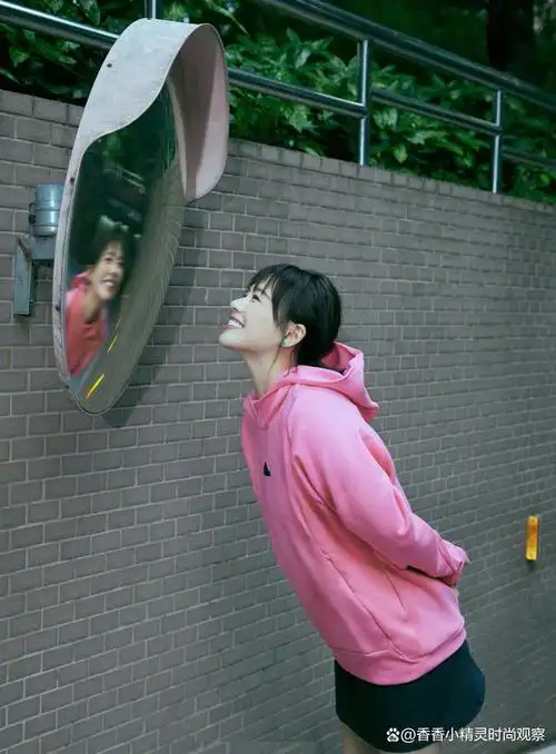 8月25日,美女明星马思纯在社交平台发布了一组照片,展示了她的秋季