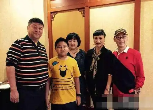 六小龄童晒照妻子于虹脸虽有皱纹但化浓妆从心里就不服老