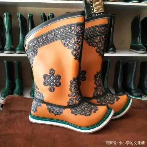 蒙古靴子分布靴,皮靴和毡靴三种,根据季节选用.