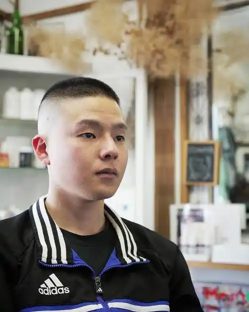 圆寸头是男性发型中的经典之作,其特点在于头顶部分的头发长度适中