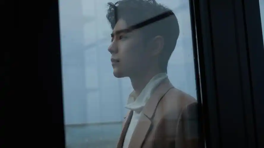 肖战西装高清大图,免费电脑壁纸一键下载