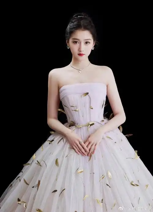 关晓彤#关晓彤身穿鎏金羽毛纱裙出席活动,随风摇曳带来仙气飘飘之感