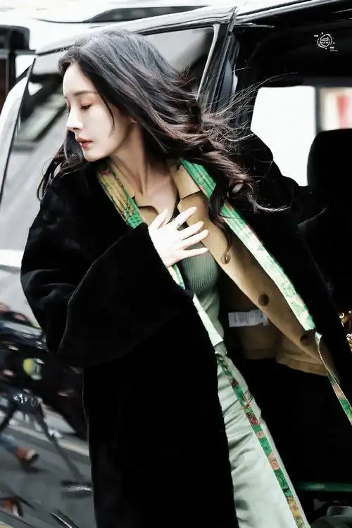 杨幂巴黎时装周##杨幂巴黎饭拍