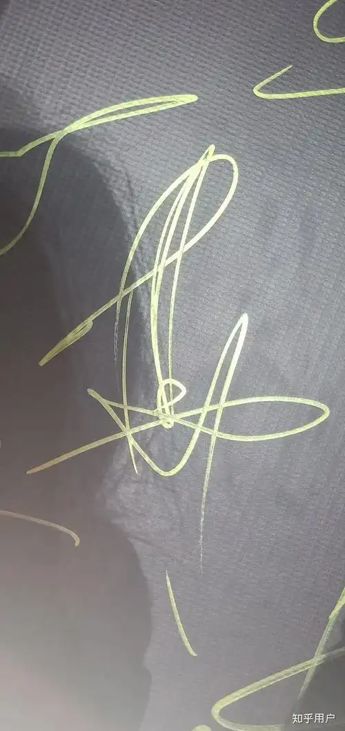 请问这张易烊千玺的签名是真的吗