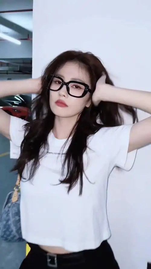 白鹿明星同款衣服白色正肩短袖t恤女夏季简约百搭休闲短裤小上衣