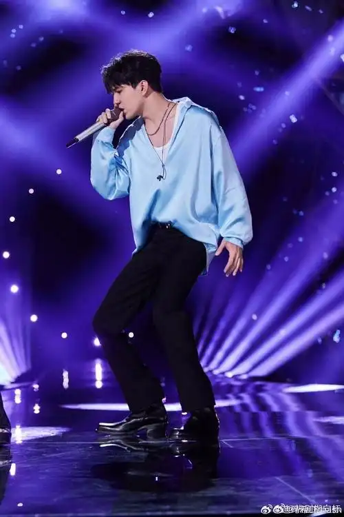 迪玛希歌手舞台照##迪玛希深v蓝衬衫好a