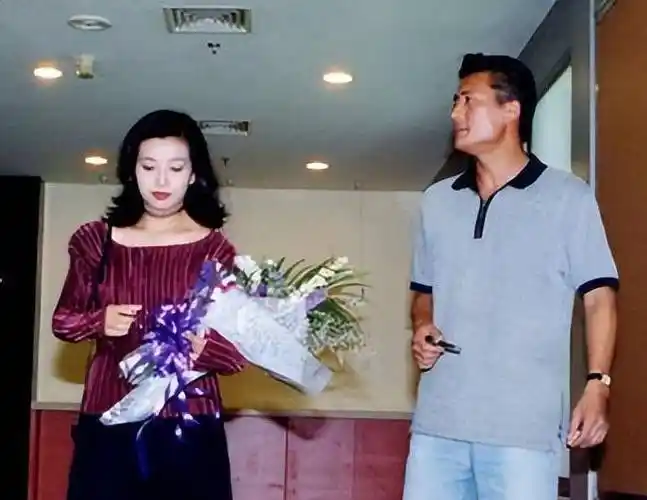 原创靳东的火辣爱情与大9岁江珊在一起5年转头娶二婚的李佳